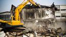 Sebuah eskavator menghancurkan bangunan di sekitar Fatmawati terkait proyek MRT yang akan dibangun oleh Pemprov DKI, Jakarta, Rabu (3/9/2014) (Liputan6.com/Faizal Fanani)