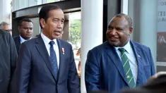Presiden Indonesia Joko Widodo atau Jokowi (kiri) disambut oleh Perdana Menteri Papua Nugini James Marape (kanan) di APEC Haus menjelang pertemuan bilateral di Port Moresby, Papua Nugini, Rabu (5/7/2023). Setibanya di Port Moresby, Presiden Jokowi disambut langsung oleh PM Papua Nugini James Marape. (ANDREW KUTAN/AFP)