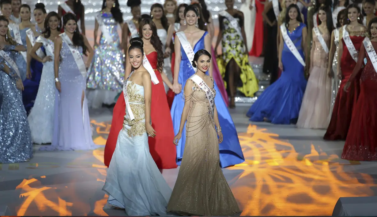 Para kontestan tampil di atas panggung Miss World 2015 di Sanya,  Cina, Sabtu (19/12). Ada 114 perempuan cantik dari seluruh dunia yang mengikuti kontes kecantikan ini. (REUTERS/Stringer)