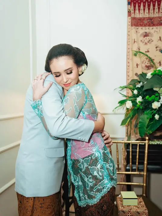 Perpaduan kebaya dan inner kontras yang digunakan bikin Ayushita tampil mencolok [@ayushita]