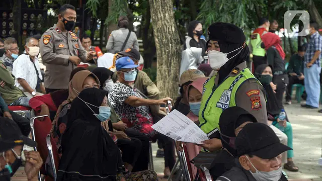 FOTO: Vaksinasi Massal untuk Warga Lansia
