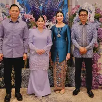 Menpar Widiyanti Putri Wardhana dan suaminya, Wisnu Wardhana, berfoto bersama Agus Harimurti Yudhoyono dan Annisa Pohan. (dok. Instagram @widi.wardhana/https://www.instagram.com/p/DH320E6SFfH/?img_index=1/Dinny Mutiah)