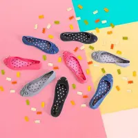 The Little Things She Needs menghadirkan koleksi Jelly Shoes untuk tetap tampil feminin di musim hujan (Foto: The Little Things She Needs)