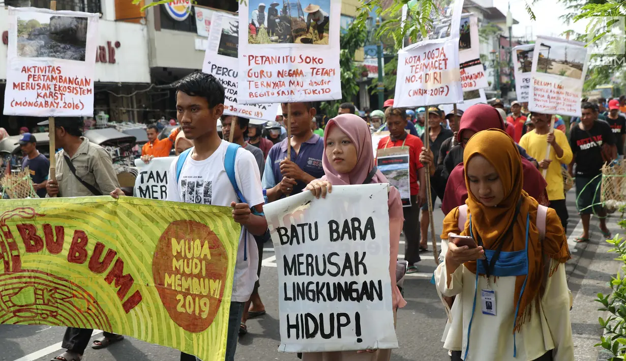 Aktivis bersama kelompok pengemudi becak motor melakukan aksi berjalan kaki menuju titik Nol kilometer Yogyakarta, Senin (22/4). Aksi ini untuk menyadarkan warga tentang krisis ekologis karena punahnya keanekaragaman hayati. (Liputan6.com/Helmi Fithriansyah)