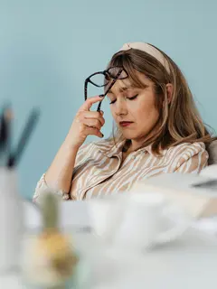 Memahami decision fatigue dan dampaknya pada produktivitas serta kesehatan mental perempuan modern. [Dok/Pexels.com/kaboompics].