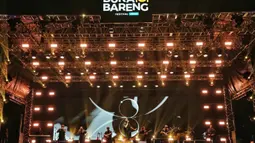 Penyanyi pria bersuara khas ini muncul di atas panggung tepat pada pukul 21.25 WIB dengan mengenakan busana serba hitam yang elegan. Tampak dalam foto, penyanyi, Tulus saat tampil pada hari kedua gelaran KapanLagi Buka Bareng (KLBB) Festival 2026 di Stadion Madya, Kompleks Gelora Bung Karno, Senayan, Jakarta, Minggu 1 Maret 2026. (Fimela.com/Adrian Putra)