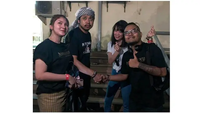 Winda Rizkifiani bersama Tretan dan teman-temannya, akrab banget