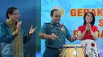 KSAL Laksamana TNI Ade Supandi secara simbolis menabuh gendang di Studio SCTV, Jakarta, Sabtu (15/8/2015). Demi menyelamatkan laut Indonesia, SCTV dan TNI AL bekerja sama melakukan Ekspedisi Sejuta Terumbu Karang.  (Liputan6.com/Faizal Fanani)