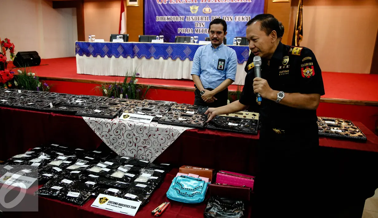 Kepala Kantor Bea Cukai Tanjung Priok Fadjar Donny Tjahjadi menunjukan barang bukti tas berisi sabu, Jakarta, Kamis (11/8). Tim gabungan berhasil menggagalkan 3,8 kg Methampetamine (sabu) yang berasal dari Tiongkok. (Liputan6.com/Faizal Fanani)