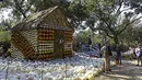 Orang-orang berfoto di depan rumah labu di Desa Labu Dallas Arboretum, Texas, Amerika Serikat, 4 Oktober 2020. Desa Labu di Dallas Arboretum yang mendapat pengakuan nasional menghadirkan rumah-rumah labu dan berbagai objek kreatif dari 90.000 lebih labu, kundur, dan squash. (Xinhua/Dan Tian)