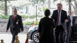 Menlu RI, Retno Marsudi menyambut kedatangan Menlu Luxemburg Jean Asselborn di Gedung Kemenlu, Jakarta, Selasa (30/5). Kunjungan Menlu Luxemburg terkait peningkatan kerja sama bidang perbankan dan investasi di Indonesia (Liputan6.com/Faizal Fanani)