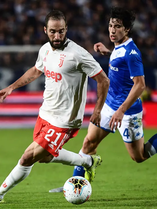 Gelandang Brescia, Sandro Tonali (kanan) berusaha merebut bola dari penyerang Juventus, Gonzalo Higuain pada pertandingan Serie A Italia di stadion Mario-Rigamonti 24 September 2019. Bersama AC Milan Tonali akan menandatangani kontrak selama lima tahun. (AFP/Marco Bertorello)