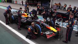 Pembalap Red Bull Racing, Max Verstappen bersiap melakukan start dari pit lane dalam Formula 1 GP Sao Paulo di Interlagos, Sao Paulo, Brasil, Minggu (09/11/2025). (AFP/Jean Carniel)