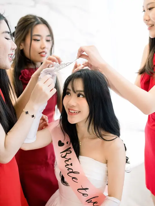 Penampilannya semakin lengkap dengan tiara cantik di kepala, menjadikannya benar-benar terlihat seperti bride-to-be yang bersinar.  [@flawlesspic].