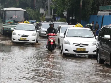Sejumlah kendaraan mencoba menerobos genangan air di Jalan Cikini Raya, Jakarta, Sabtu (7/11). Meski baru pertama kali diguyur hujan selama musim kemarau, jalan tersebut langsung terendam air. (Liputan6.com/ Immanuel Antonius)