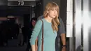 Dandanan sehari-hari Taylor Swift yang santai namun fashionable membuat pesona kekasih Calvin Harris itu tetap terpancar, termasuk saat terlihat di bandara. Outfit berwarna cerah dipadu lipstik merah menyala membuat ia terlihat sempurna! (hawtcelebs.com)