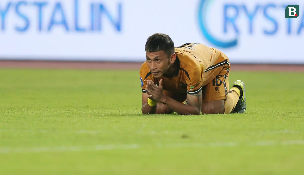 Pemain Bhayangkara FC, Osvaldo Haay, tampak kecewa setelah gagal mencetak gol ke gawang Persija Jakarta pada laga BRI Liga 1 di Stadion Patriot Candrabhaga, Bekasi, Senin (27/11/2023). Hasil ini membuat Persija masih tertahan di urutan kesembilan dengan nilai 26. Sementara Bhayangkara FC belum beranjak dari posisi juru kunci dengan koleksi 10 angka. (Bola.com/M Iqbal Ichsan)