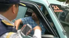 Sopir angkot yang kesal hampir menabrak seorang petugas.