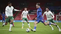 Gelandang Inggris, Jack Grealish, dikurung tiga pemain Republik Irlandia dalam laga uji coba internasional di Stadion Wembley, London, Jumat (13/11/2020) dini hari WIB. Inggris menang 3-0 atas Republik Irlandia. (AP/Nick Potts/Pool)
