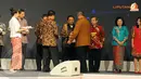 Tampak SBY membagikan bukunya kepada beberapa tamu yang hadir (Liputan6.com/Herman Zakharia).