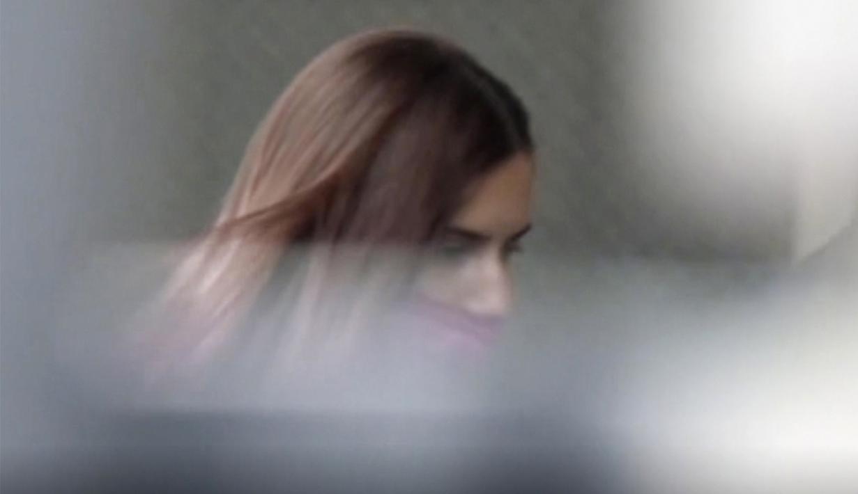 Pelari Krystsina Tsimanouskaya, Minggu (1/8), mengatakan ia telah meminta perlindungan polisi Jepang di bandara Haneda agar ia tidak perlu naik ke pesawat. (Foto: NTV via AP)