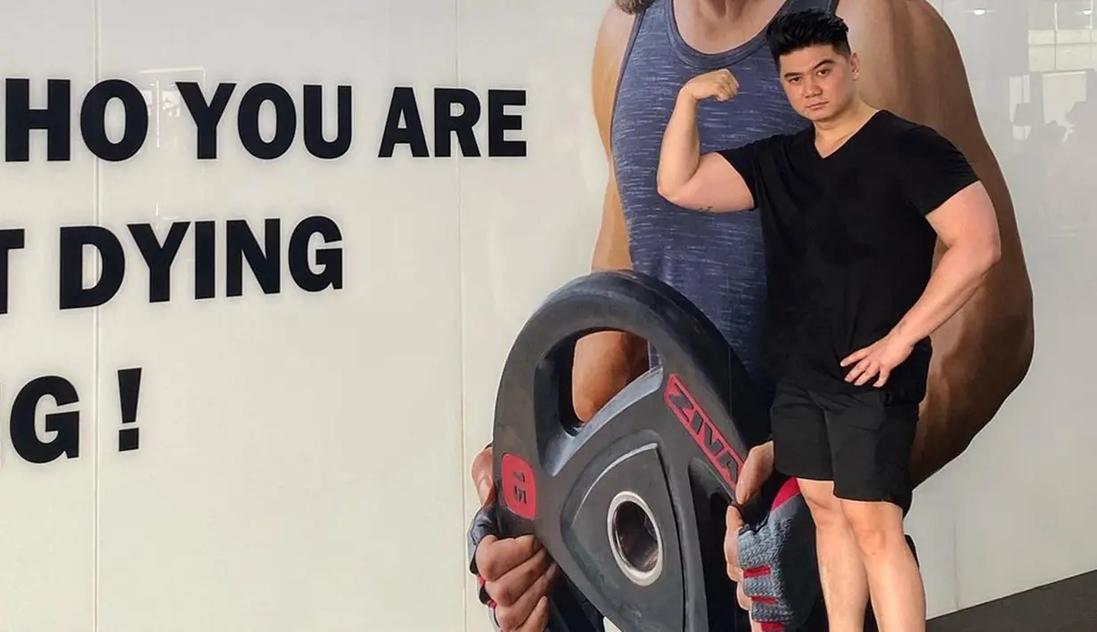 Dalam beberapa foto yang diunggah di Instagram, pria yang akrab disapa Chef Arnold ini juga kerap membagikan beberapa gaya penampilannya. Namun, busana warna hitam lebih sering ia gunakan di berbagai kesempatan. (Liputan6.com/IG/@arnoldpo)