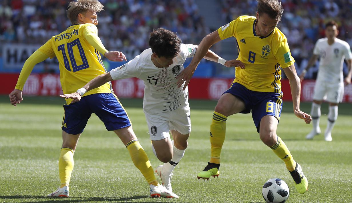 Aksi pemain Korea Selatan Lee Jae-sung (tengah) berusaha melewati adangan dua pemain Swedia pada laga grup E Piala Dunia 2018 di Nizhny Novgorod stadium, Nizhny Novgorod, Rusia, (18/6/2018). Swedia menang 1-0.  (AP/Petr David Josek)