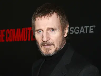 Aktor Liam Neeson menghadiri premiere film terbarunya, THE COMMUTER, di New York, 8 Januari 2018. Pada kesempatan itu, Liam tampil penuh pesona dengan dandanan yang keren. (Photo by Andy Kropa/Invision/AP)