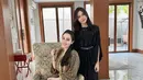 Dalam pemotretan tersebut, Jennifer memilih kaftan cokelat olive dengan aksen emas yang memberi kesan mewah. Chantal tampil dengan dress hitam longgar berhiaskan payet di bagian dada yang memberi sentuhan glamor. Paduan outfit bernuansa netral itu semakin memperkuat aura elegan keduanya. (Liputan6.com/IG/@jeje_haris89)