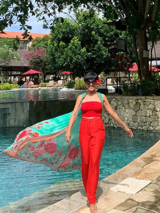 Bagaimana tidak, Herdiana Kiehl selalu tampil nyentrik dengan pakaiannya yang serba colorful. Ibu kandung Cinta Laura ini seketika terlihat awet muda meski kini berusia 59 tahun. (Liputan6.com/IG/@herdianak).