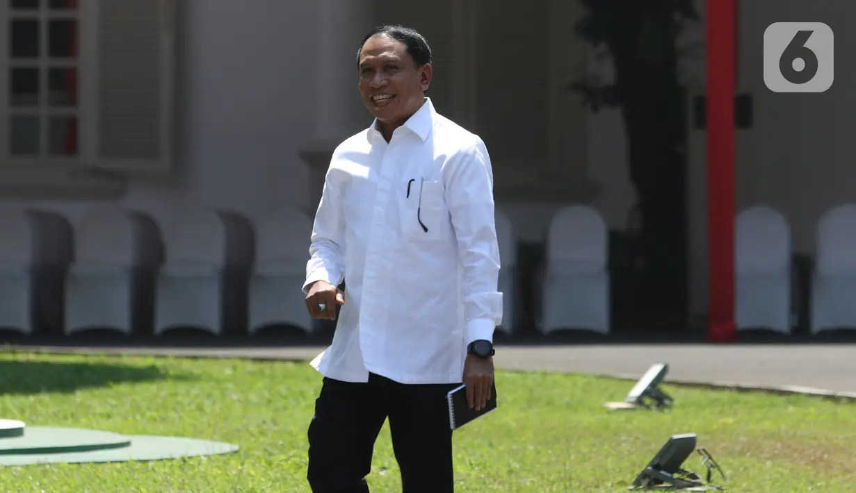 Politikus Partai Golkar Zainudin Amali tersenyum saat tiba di Istana, Jakarta, Selasa (22/10/2019). Belum diketahui posisi apa yang akan diisi oleh Zainudin dalam kementerian Kabinet Kerja Jilid II. (Liputan6.com/Angga Yuniar)