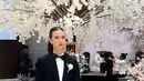 Tak hanya tampil feminim saat jadi bridesmaid, Yuki juga tampil bois mengenakan jas hitam serasi dengan celana panjangnya. Ia pun memadukannya dengan inner kemeja putih dan dasi kupu-kupu serta bros bunga putihnya. Ia pun mengenakan heels hitam. [@yukikt]