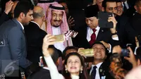 Ekspresi Raja Arab Saudi, Salman bin Abdulaziz Al-Saud saat mengunjungi Kompleks Parlemen MPR/DPR RI, Jakarta, Kamis (2/3). Raja Salman juga melakukan pertemuan dengan tokoh agama di Istana Merdeka, Jakarta. (Liputan6.com/Johan Tallo)