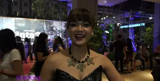Nirina Zubir hadir di gala premier film Ada Apa Dengan Cinta 2 di Yogyakarta. Mengikuti cerita dari film yang pertama, Nirina pun penasaran dengan akhir cerita dari AADC 2 ini.