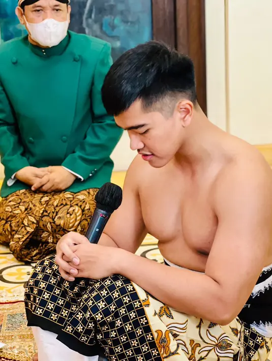 <p>Kaesang Pangarep saat melakukan prosesi sungkeman terhadap Presiden Joko Widodo atau Jokowi berserta Ibu Negara Iriana jelang pernikahannya di kediaman, Sumber, Kota Surakarta, Jawa Tengah, Jumat (9/12/2022). "Tadi Ibu Iriana dulu yang nangis, terus Mas Kaesang ikut nangis. Mas Bobby aja nangis juga tadi," kata Presiden Jokowi. (Tim Media Pernikahan Kaesang-Erina)</p>