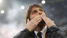 Antonio Conte resmi menjadi pelatih baru Tottenham Hotspur menggantikan Nuno. Liga Inggris sendiri bukanlah hal yang baru bagi Conte, sebab dirinya pernah membawa Chelsea meraih gelar tersebut. Berikut ini 5 prestasi Antonio Conte selama berkarier sebagai pelatih. (AFP/Marco Bertorello)