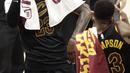 LeBron James (23) merayakan kemenangan atas Boston bersama rekannya Tristan Thompson pada gim keempat final Wilayah Timur NBA basketball di Quicken Loans Arena (21/5/2018). Cavaliers menang 111-102. (AP/Tony Dejak)