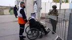 Seorang pria Muslim Palestina yang menggunakan kursi roda tiba di pos pemeriksaan Israel di Bethlehem, Tepi Barat yang diduduki Israel, pada 14 Maret 2025. (Hazem BADER/AFP)