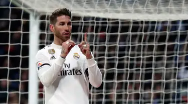 Bek Real Madrid, Sergio Ramos melakukan selebrasi usai mencetak gol penalti ke gawang Leganes dalam laga Copa del Rey di Santiago Bernabeu, Madrid, Spanyol, Rabu (9/1). Ramos mencetak gol ke-100 dalam karier profesionalnya. (AP Photo/Manu Fernandez)