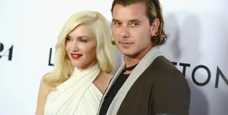 Gavin Rossdale tertangkap kamera tengah berada di pom bensinn. Namun ada yang aneh di jari manis tangan kirinya. (JASON KEMPIN / GETTY IMAGES NORTH AMERICA / AFP)