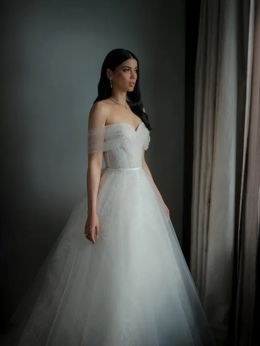 Sabrina Chairunnisa kenakan ball gown rancangan Hian Tjen. Gaun dengan sweetheart neckline ini memiliki aksen sabrina dengan rok A-line tulle berlapis [@hiantjen]
