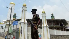 Seorang polisi bersenjata meningkatkan pengamanan sebuah masjid menjelang Salat Jumat di ibukota Sri Lanka, Kolombo, Jumat (9/3). Penjagaan dilakukan menyusul kekerasan anti-Muslim yang dikhawatirkan menyebar ke seluruh negeri. (ISHARA S.  KODIKARA/AFP)
