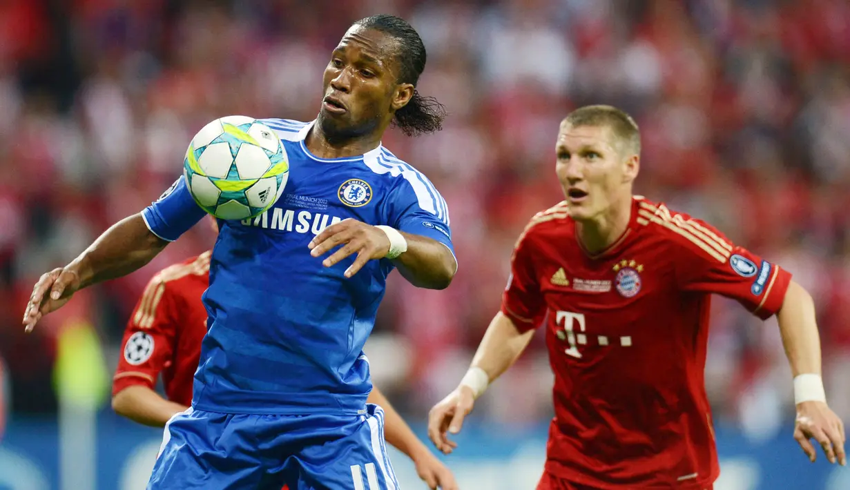 Pada 2012 dia hijrah ke Tiongkok untuk membela Shanghai Shenhua. Namun, pada 2014 ia kembali ke Chelsea di era kedua Mourinho. Pada musim itu dia sukses mempersembahkan satu gelar Premier League. Total Drogba tampil dalam 381 laga bagi Chelsea dengan torehan 164 gol. (Foto: AFP/Patrik Stollarz)