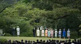 Kaisar Jepang Naruhito (kiri) dan Permaisuri Masako (kedua dari kiri) bersama dengan anggota keluarga kerajaan saat menghadiri pesta taman musim semi di taman kekaisaran Istana Akasaka di Tokyo pada tanggal 23 April 2024. (Yuichi YAMAZAKI/POOL/AFP)