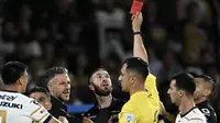 Pemain Monterrey, Sergio Ramos mendapatkan kartu merah dari wasit Ismael Rosario López setelah melakukan pelanggaran dalam laga lanjutan Liga Meksiko atau Liga MX Clausura antara Puma melawan Monterrey di Olimpico Universitario Stadium, Meksiko pada Minggu (16/03/2025). (AFP/Yuri Cortez)