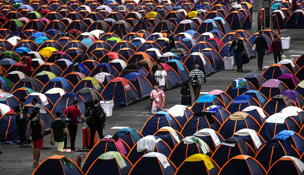 Suasana perkemahan peserta pada Festival Teknologi Campus Party di Sao Paulo, Brasil, Selasa (30/1). Campus Party tahun ini merupakan edisi ke-11. (Nelson ALMEIDA/AFP)