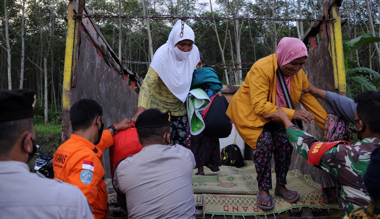 Petugas mengevakuasi penduduk desa dari sejumlah lokasi dekat Gunung Merapi ke tempat penampungan sementara di Cangkringan, Yogyakarta, 7 November 2020. Pihak berwenang mengevakuasi ratusan orang yang tinggal di lereng Gunung Merapi menyusul peningkatan aktivitas vulkanis. (Xinhua/Supriyanto)