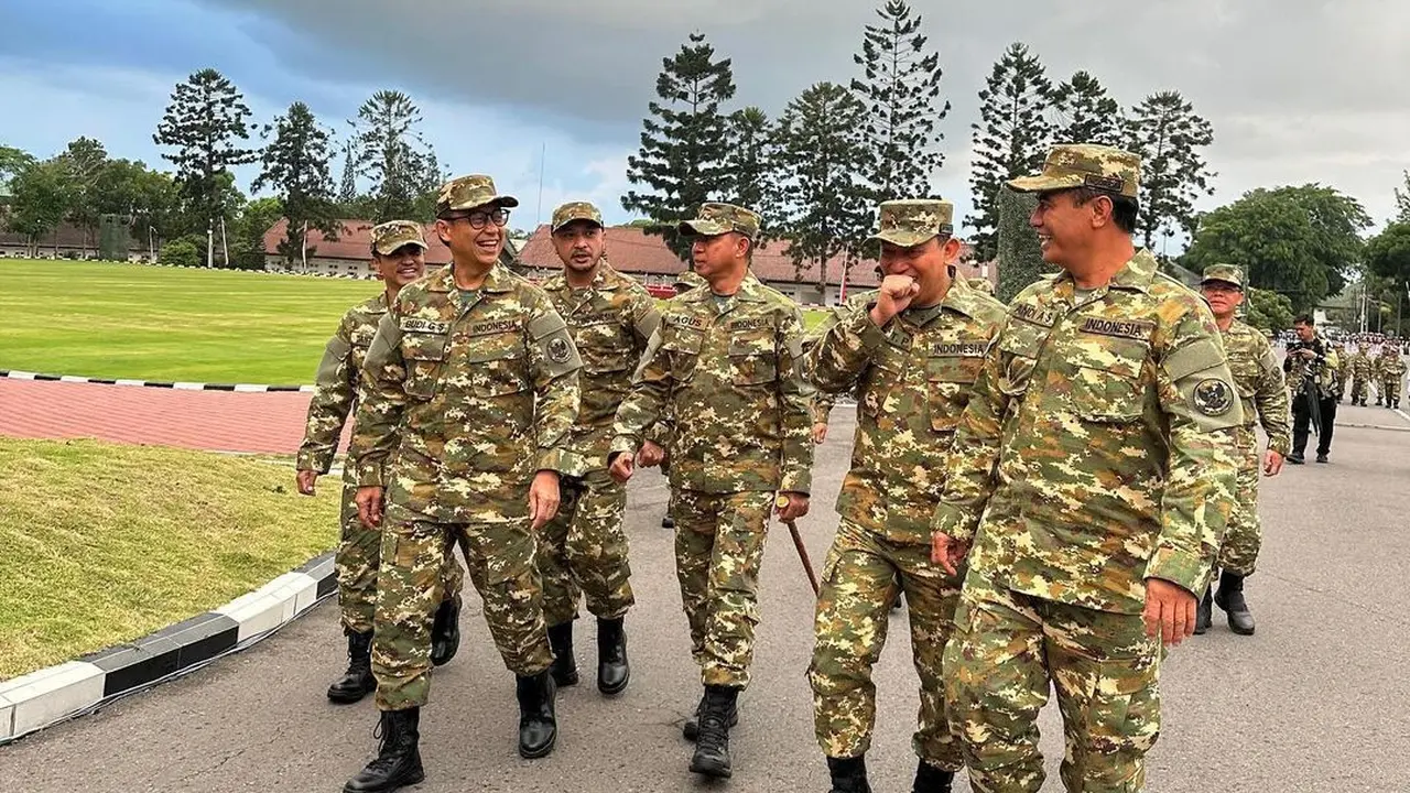 Menkes Budi bersama anggota Kabinet Merah Putih di sela-sela kegiatan pembekalan di Akademi Militer (Akmil) Magelang, Jawa Tengah Jumat (25/10/2024). (Dok Instagram bgsadikin)