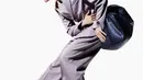 J-Hope sebagai main dancer di BTS pun mengambil potretnya dengan pose seperti sedang menari. Ia juga tampil mengenakan pakaian formal dengan setelan suit sambil membawa tas Keepall LV warna hitam. Credit: Louis Vuitton
