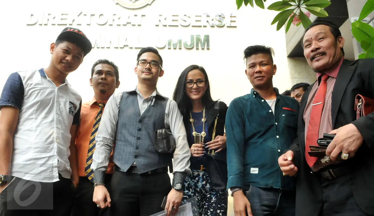 Andika (kedua kanan) dan Chyntiara Alona (ketiga kanan), Jakarta, Senin (15/6/2015). Alona mengajak Andika untuk menjadi saksi atas penghinaan yang dilakukan EF di salah satu studio stasiun televisi swasta. (Liputan6.com/Panji Diksana) 